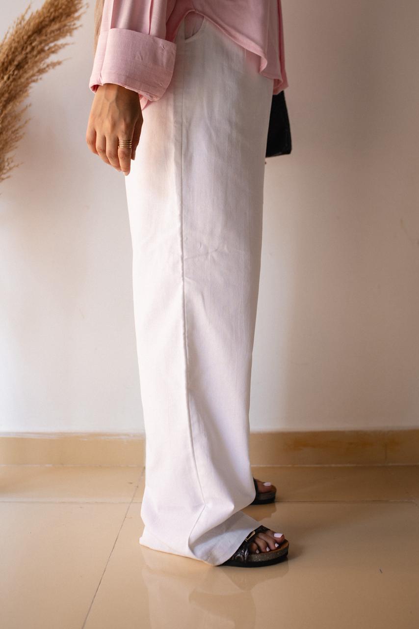 
Lightweight, breathable, and effortlessly refined.