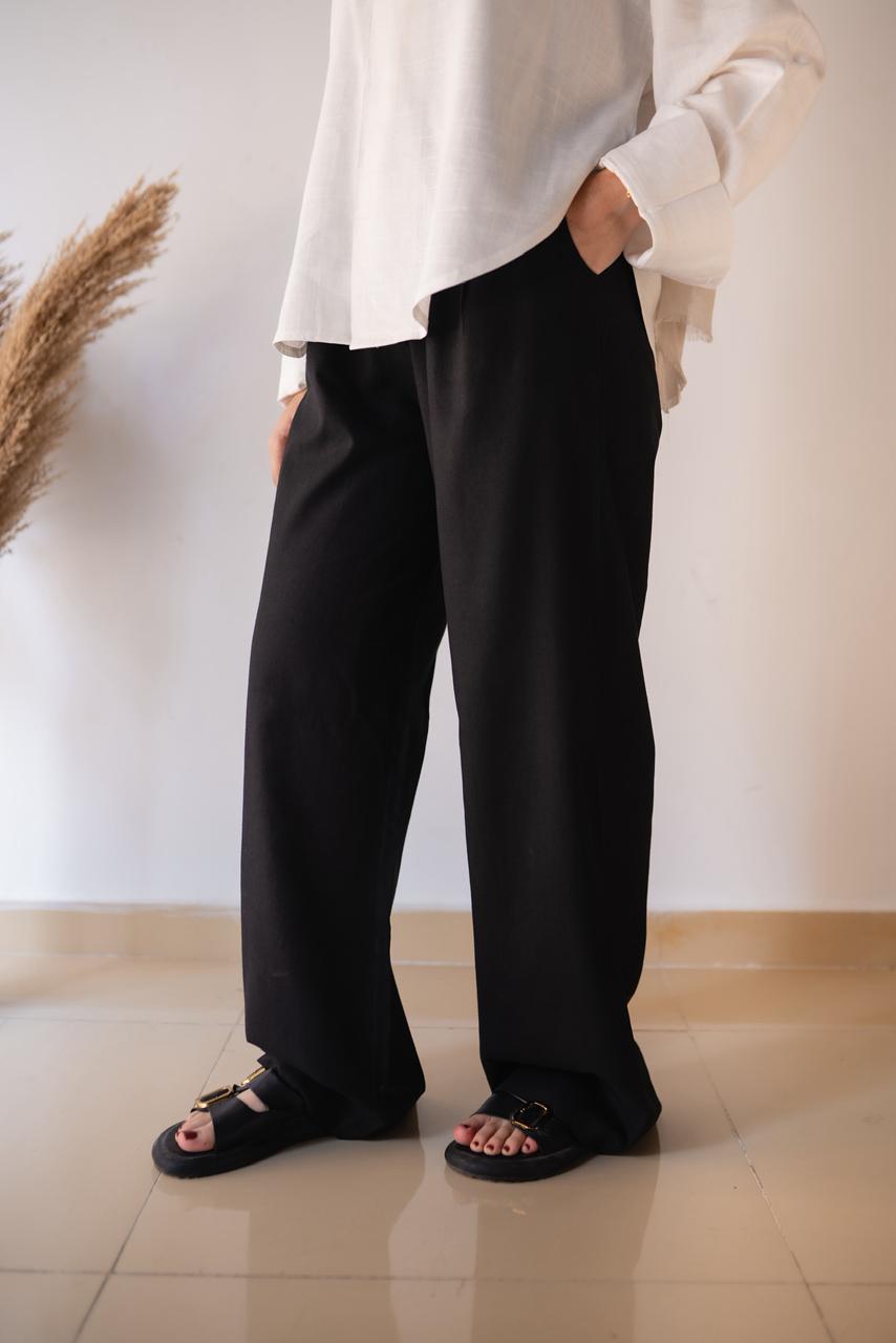 Classic linen pants with a clean, relaxed fit.
Lightweight, breathable, and effortlessly refined.